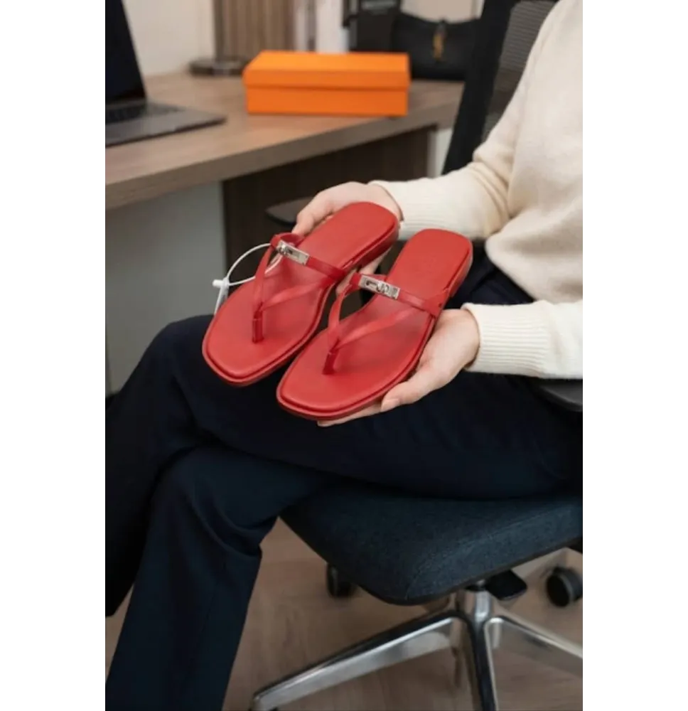 Elegant Leather Flip-flops - Sleek Design & Metal Buckle