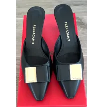 Mules à Talons en Cuir Noir – Style Ferragamo avec Boucle Dorée et NœudChaussures homme, femme et enfant