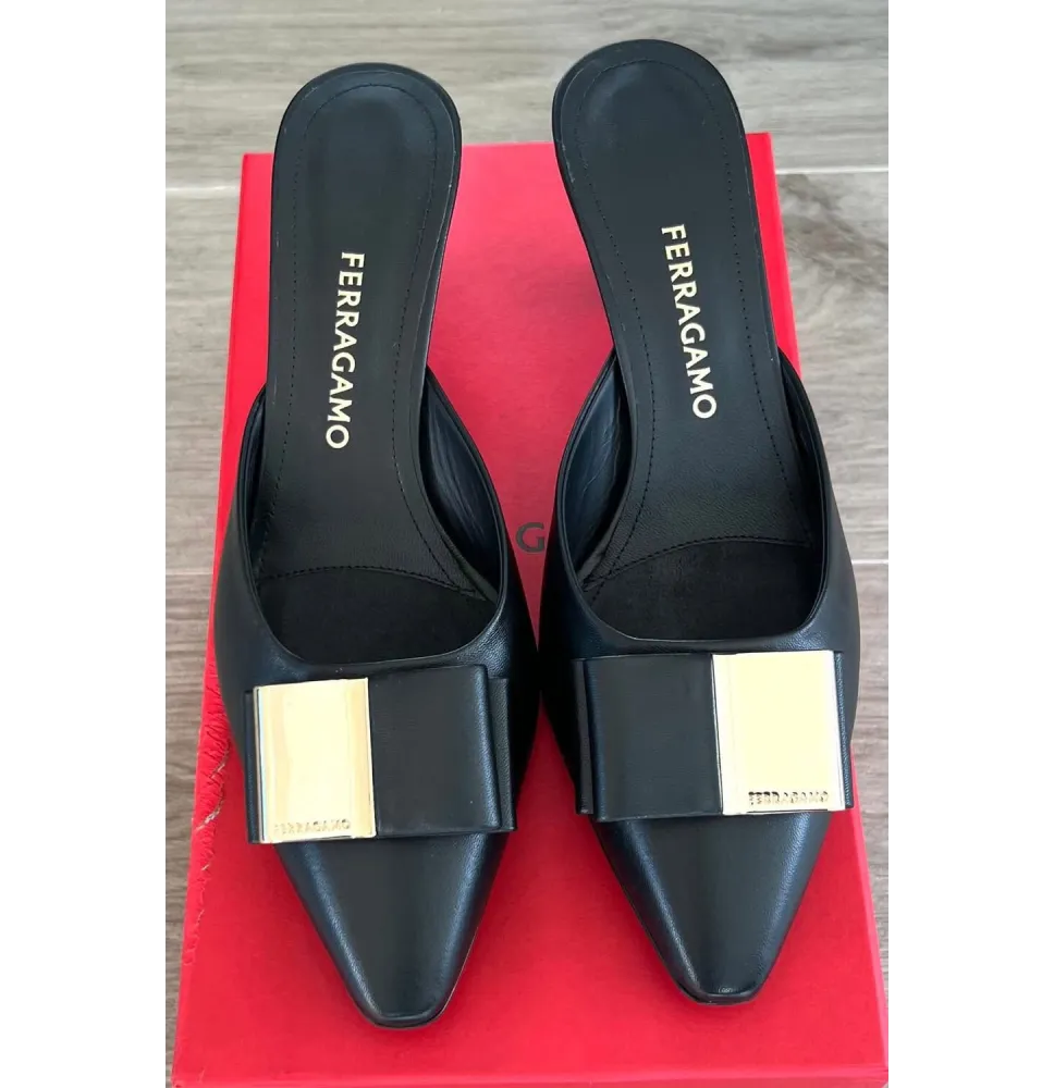 Mules à Talons en Cuir Noir – Style Ferragamo avec Boucle Dorée et NœudChaussures homme, femme et enfant