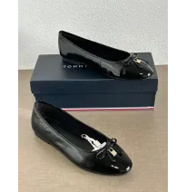 Ballerines Classiques en Vernis Noir – Style Tommy Hilfiger avec Nœud et BreloqueChaussures homme, femme et enfant
