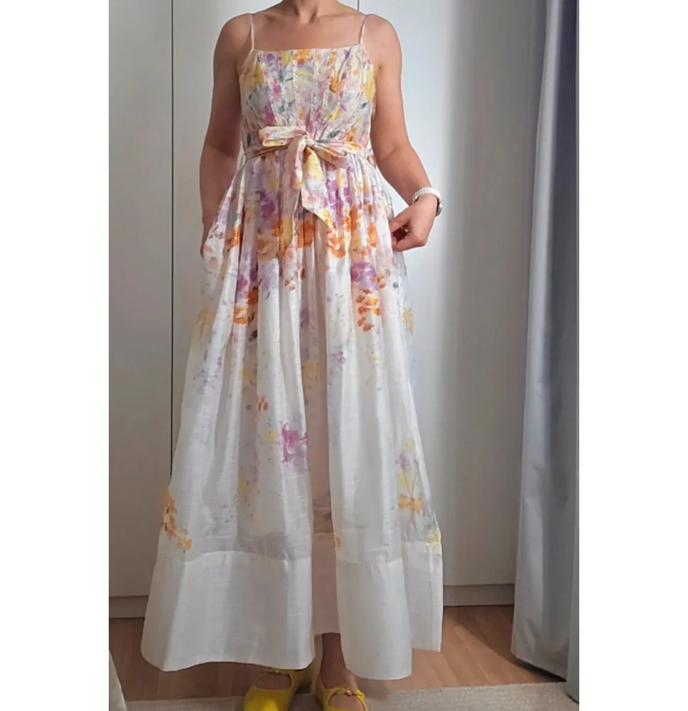Robe Longue Évasée à Bretelles – Imprimé Floral Pastel avec Dos Smocked et Ceinture RubanRobes longues et mini