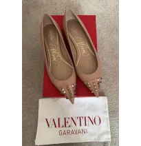 Ballerines Pointues en Cuir Nude – Style Valentino Gravani avec Clous DorésChaussures homme, femme et enfant