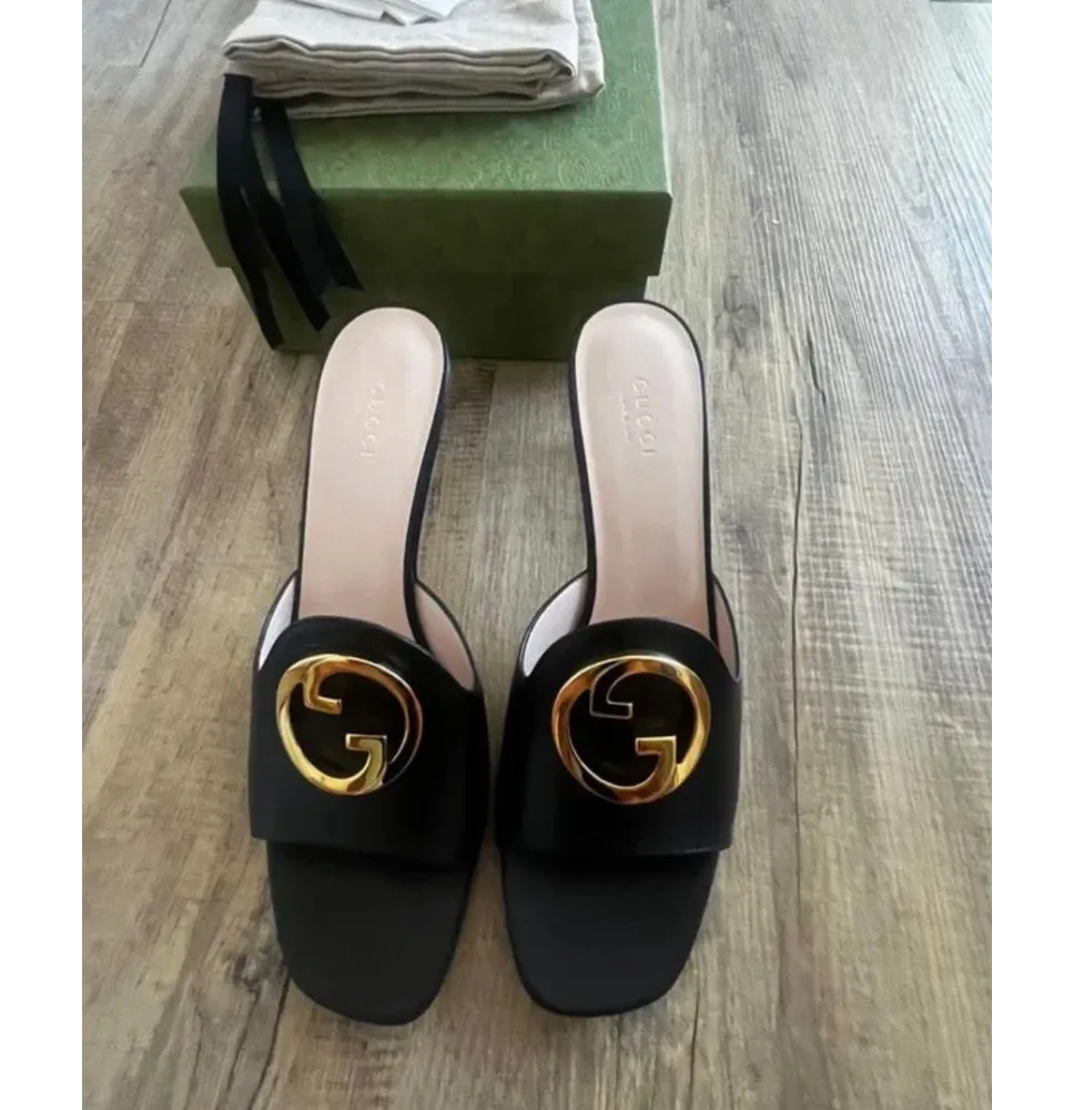 Sandales Mules de Luxe en Cuir Noir – Style Gucci avec Grand Logo GG Doré InterconnectéChaussures homme, femme et enfant