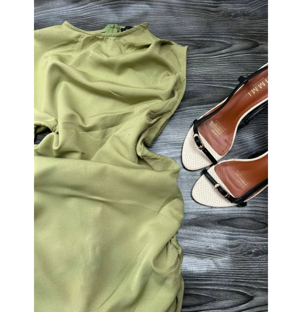 Robe Courte Asymétrique Vert Olive - Une Manche Bouffante et Côtés Froncés