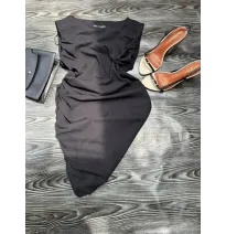 Robe Courte Noire Froncée ZARA - Encolure Bateau et Coupe Drapée AsymétriqueRobes longues et mini