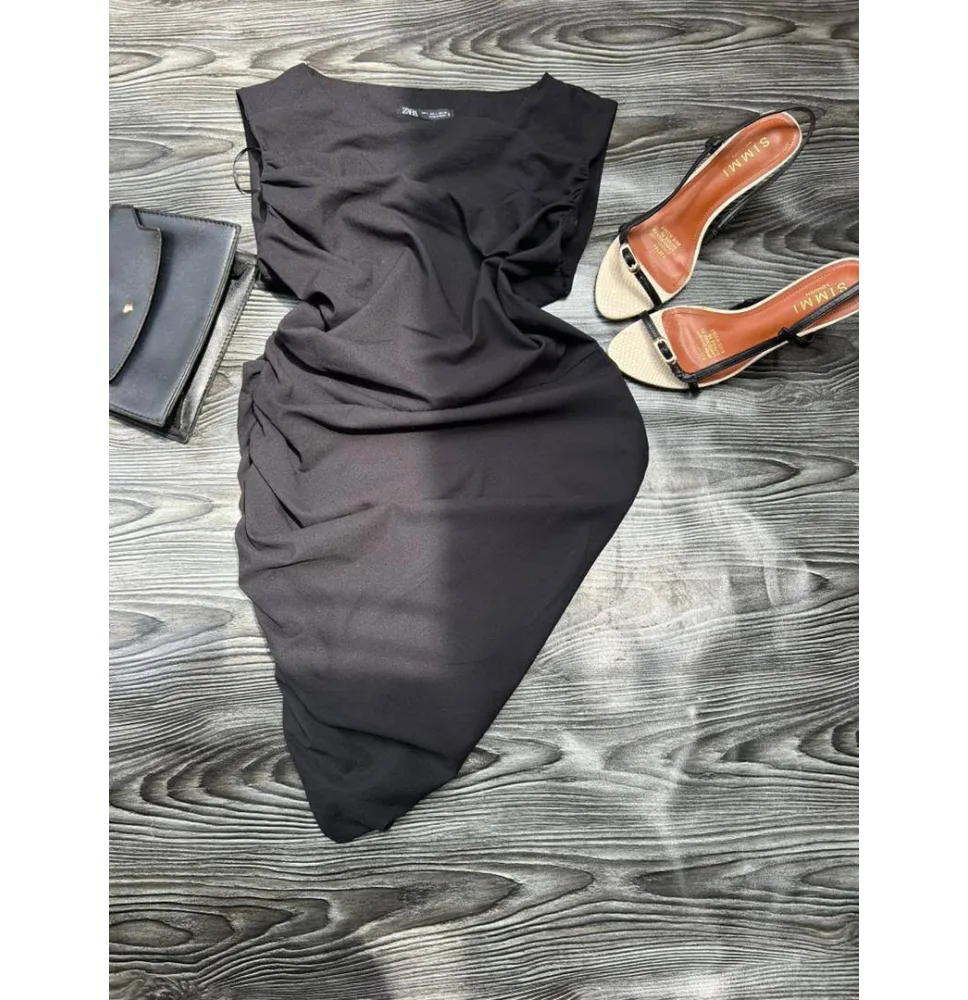Robe Courte Noire Froncée ZARA - Encolure Bateau et Coupe Drapée AsymétriqueRobes longues et mini
