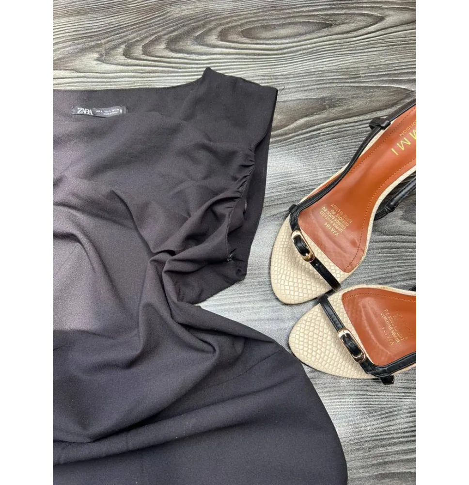 Robe Courte Noire Froncée ZARA - Encolure Bateau et Coupe Drapée Asymétrique