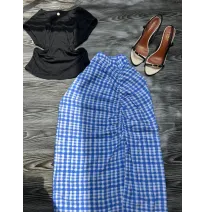 Ensemble stylé : Haut noir chic et jupe midi à carreaux bleusEnsembles