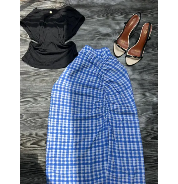Ensemble stylé : Haut noir chic et jupe midi à carreaux bleusEnsembles