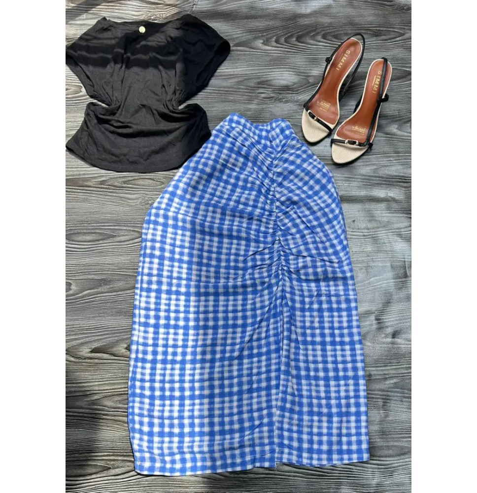 Ensemble stylé : Haut noir chic et jupe midi à carreaux bleus